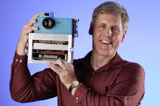 Steven Sasson (engenheiro da Kodak) segurando o primeiro modelo digital da empresa